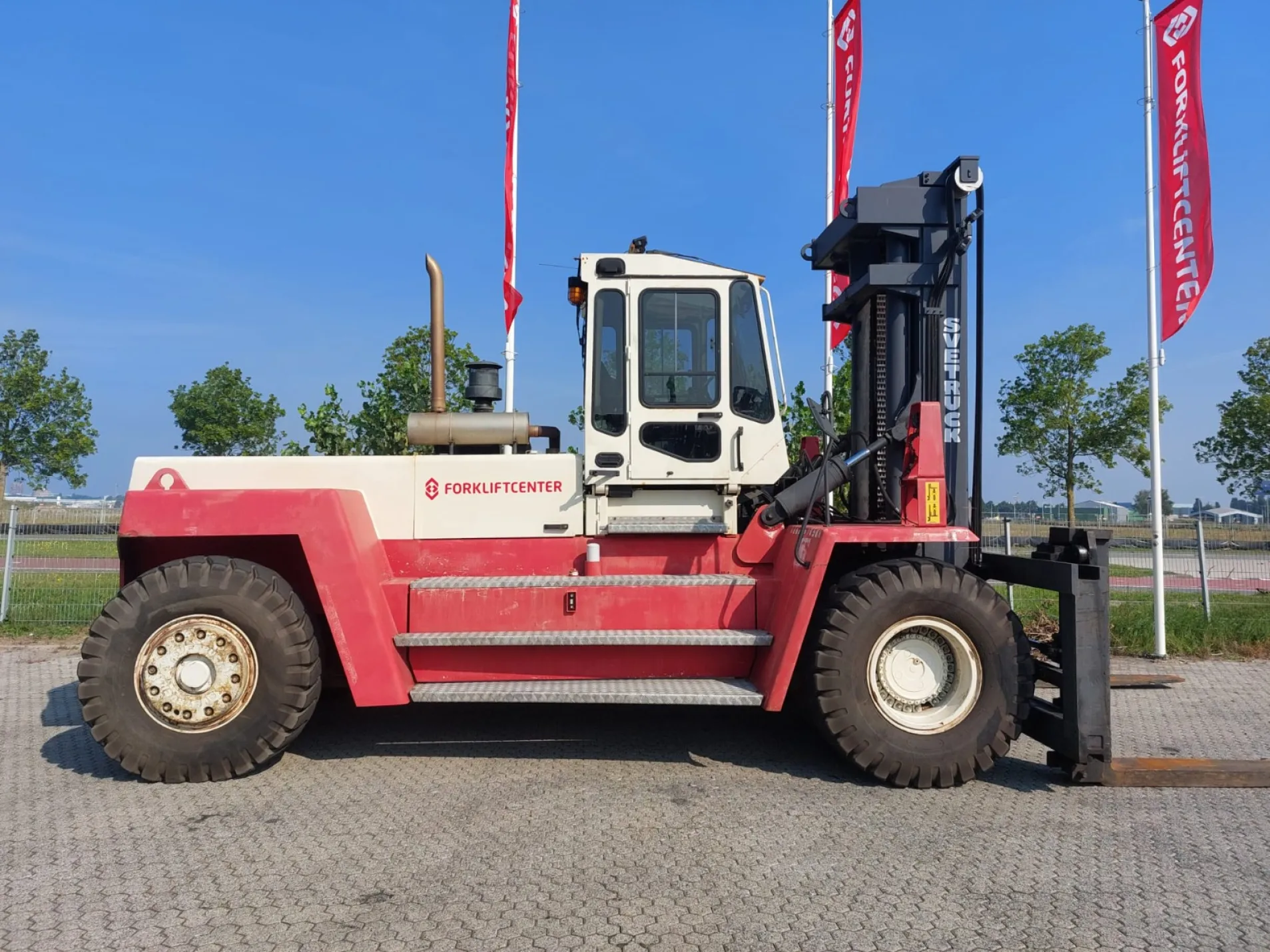 SVETRUCK 30120
4 Whl Counterbalanced Forklift >10t