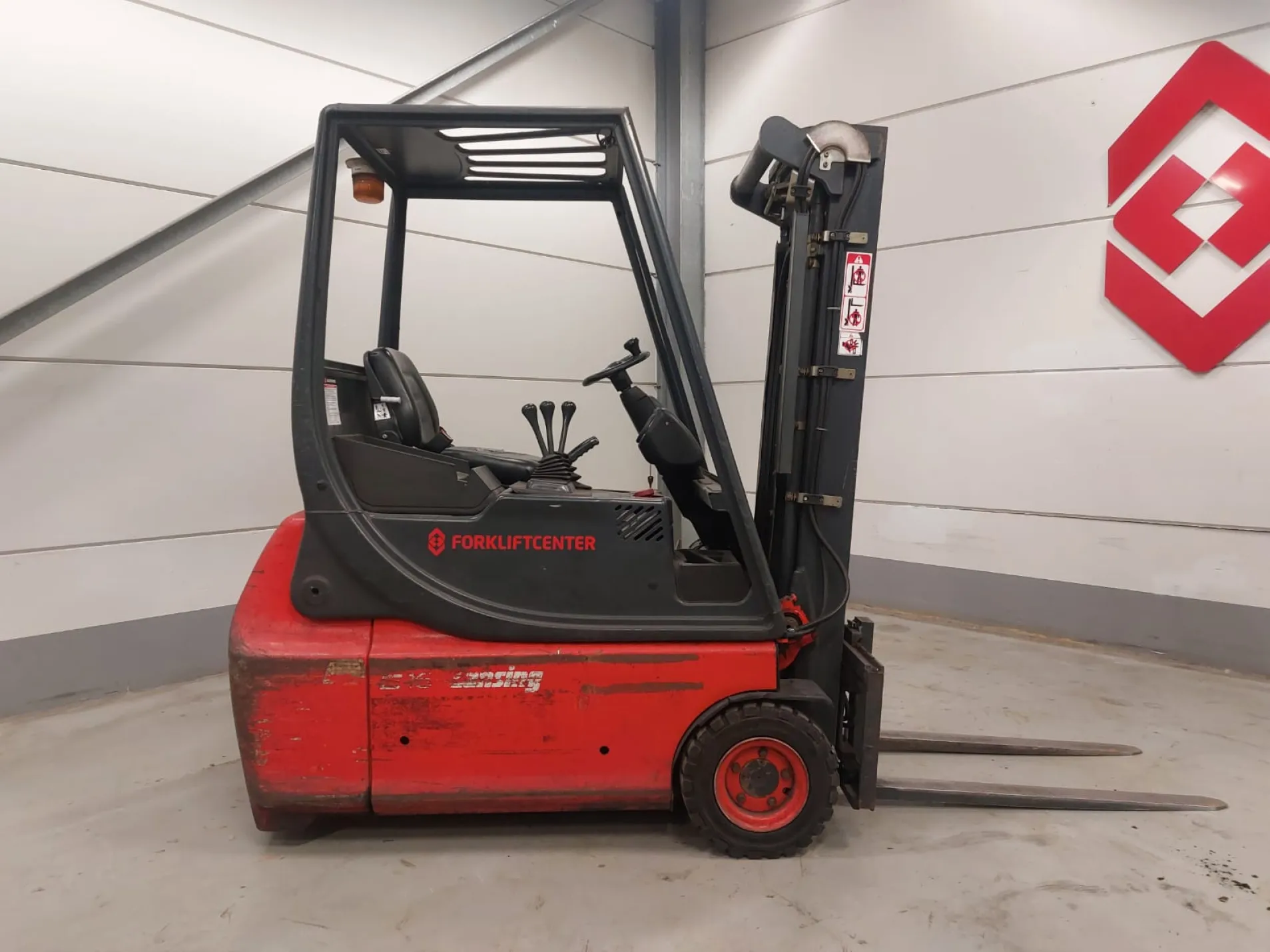 LINDE E16
3 Whl Counterbalanced Forklift <10t