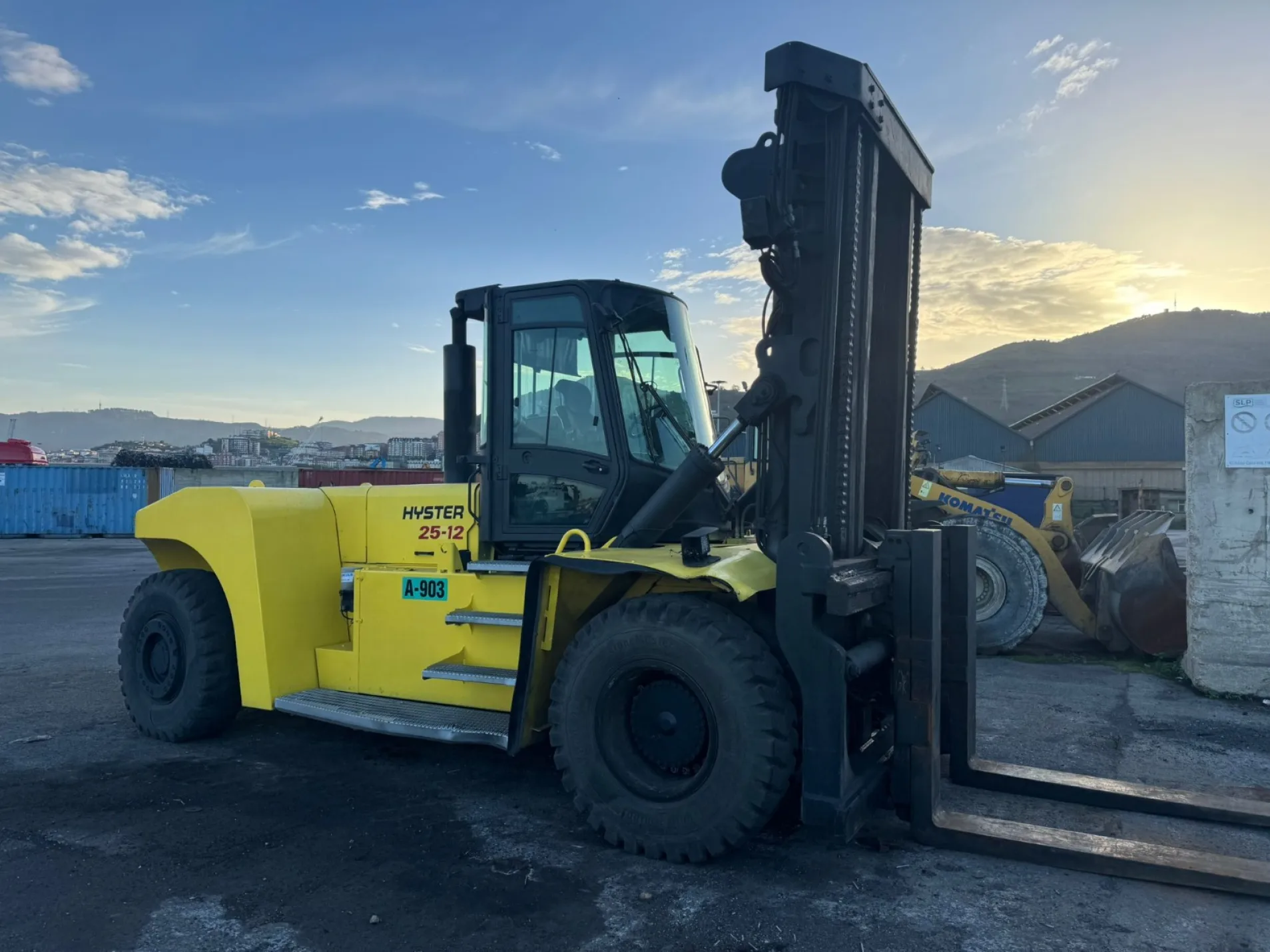 HYSTER H25XM-12
4 Whl Counterbalanced Forklift >10t